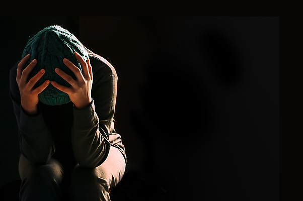 포토 JPG 해외이미지 모양 백인 여자 감정 백그라운드 생각 열쇠 바닥 피곤 그림자 사람 성인 사람없음 옆모습 10대 머리 검은색 어둠 고통 슬픔 비교 좌절 고독 달빛 걱정 심플 문제 불만 심각 우울증 트러블 유일 해외포토 서양인 뷰포인트 컬러 컨셉 청소년 신체부위 달 질병 파일형식 이미지허브