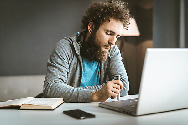 포토 JPG 해외이미지 백인 직업 학생 라이프스타일 남자 안경 인터넷 비즈니스 노동자 주택 직장 실내 피곤 한명 사람 앉기 성인 노트북 컴퓨터 사무실 공책 타이핑 잡기 업무 작업 비즈니스맨 자신감 야간 무선전화기 책상 경영자 경영 프리랜서 해외포토 자연요소 서양인 1 잡화 감정 가구 컨셉 회사 모션 문구용품 내부 건물 생활 전자제품 직장인 전화기 리더 파일형식 이미지허브