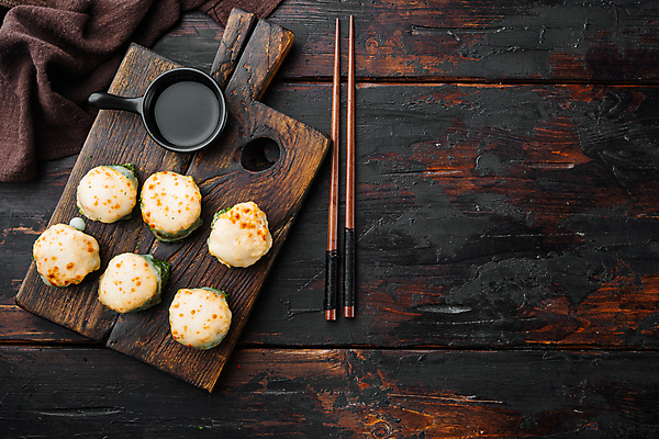 포토 JPG 해외이미지 스튜디오촬영 젓가락 사람없음 초밥 간장 롤 나무도마 롤스시 해외포토 도마 수저 실내 목재 양념 일본음식 파일형식 이미지허브