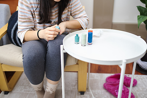 포토 JPG 해외이미지 백인 1 라이프스타일 손 여자 손가락 가족 아파트 주택 갈색머리 실내 관리 한명 미소 앉기 성인 친구 소파 뷰티 유행 페인트 화장품 흰색 못 손톱관리 손톱 그림 매니큐어 광택 니스 돌봄 혼자 신청 해외포토 서양인 헤어스타일 컬러 의자 관계 모션 표정 사람 내부 건물 생활 신체부위 공구 네일아트 파일형식 이미지허브