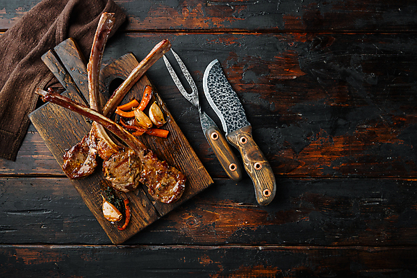 포토 JPG 해외이미지 식재료 실내 사람없음 하이앵글 식칼 양고기 고기포크 나무도마 양고기구이 나무배경 해외포토 뷰포인트 백그라운드 포크 주방용품 도마 육류 내부 목재 구이 파일형식 이미지허브