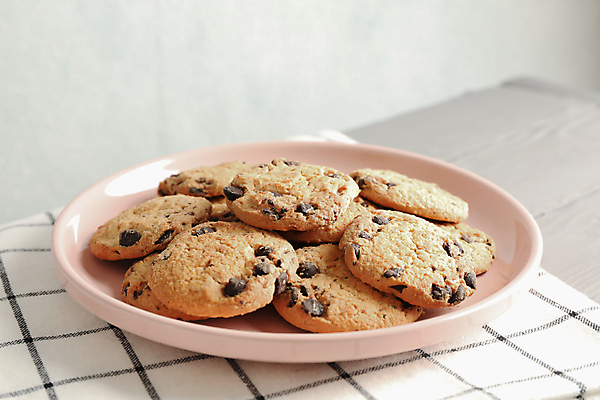 포토 JPG 해외이미지 접시 디저트 사람없음 쿠키 초코칩쿠키 해외포토 식기 음식 초코칩 초코쿠키 파일형식 이미지허브