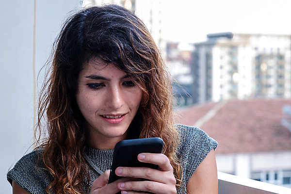 포토 JPG 해외이미지 백인 라이프스타일 여자 행복 인터넷 통신 모바일 무선통신 한명 미소 사람 앉기 성인 야외 건물 가로 스마트폰 핸드폰 컬러풀 햇빛 발코니 잡기 도시 비즈니스우먼 연결 전화기 의사소통 카피스페이스 해외포토 서양인 1 건축물 감정 컬러 비즈니스 모션 표정 생활 전자제품 스마트기기 태양 공백 직장인 파일형식 이미지허브