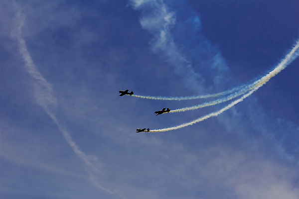 포토 JPG 해외이미지 주간 구름 백그라운드 하늘 비행기 사람없음 야외 파란색 연기 제트기 에어쇼 곡예비행 비행운 해외포토 자연요소 컬러 항공교통 대중교통 비행 쇼 파일형식 구름_자연 이미지허브