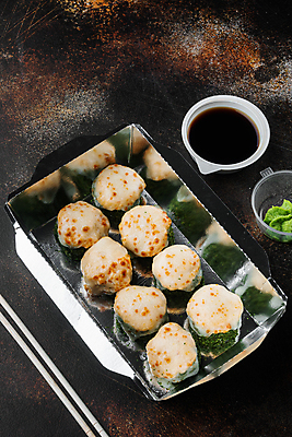 포토 JPG 해외이미지 스튜디오촬영 젓가락 사람없음 초밥 용기 고추냉이 도시락 간장 롤 롤스시 해외포토 그릇 음식 수저 실내 양념 일본음식 파일형식 이미지허브