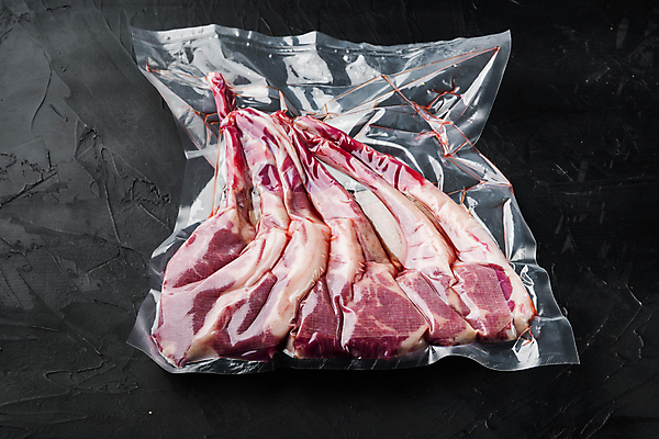 포토 JPG 해외이미지 음식 포장 검은배경 실내 생고기 육류 사람없음 신선 날것 양고기 양갈비 진공포장 해외포토 백그라운드 식재료 내부 검은색 진공 파일형식 이미지허브
