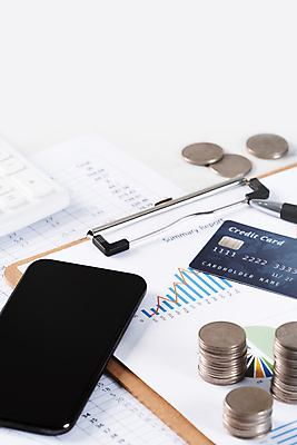 포토 JPG 해외이미지 비즈니스 사람없음 스마트폰 펜 쌓기 동전 신용카드 흰배경 문서 동전탑 서류판 해외포토 백그라운드 돈 모션 금융 핸드폰 스마트기기 필기구 사무용품 흰색 파일형식 이미지허브