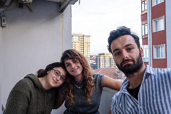 포토 JPG 해외이미지 백인 라이프스타일 커플 여자 남자 행복 감정 통신 관계 휴식 주택 함께함 대화 미소 웃음 사람 앉기 성인 야외 가로 세명 여름 친구 컬러풀 우정 모임 발코니 도시 나눔 내추럴 채팅 해외포토 서양인 계절 컬러 컨셉 모션 표정 말하기 건물 생활 파일형식 이미지허브