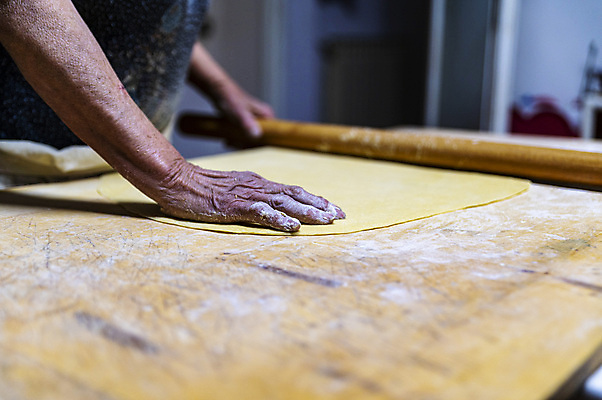 포토 JPG 해외이미지 백인 직업 1 남자 음식 빵 토마토 비즈니스 디저트 치즈 피자 기술 관리 요리 사람 사람없음 쿠키 케이크 주방 식당 요리사 식사 빵집 흰색 기구 신선 업무 오븐 난로 굽기 묘사 준비 상업 반죽 만들기 롤 밀가루 레시피 제빵사 페스츄리 핸드메이드 해외포토 서양인 컬러 채소 모션 유제품 패스트푸드 서양음식 상점 가전제품 작업 난방기 가루 구이 파일형식 이미지허브