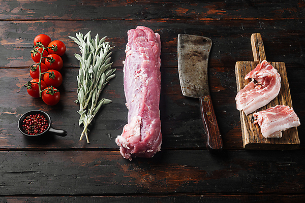 포토 JPG 해외이미지 식재료 방울토마토 생고기 돼지고기 사람없음 하이앵글 허브 식칼 나무도마 세이지 해외포토 식물 뷰포인트 토마토 주방용품 도마 육류 목재 파일형식 이미지허브