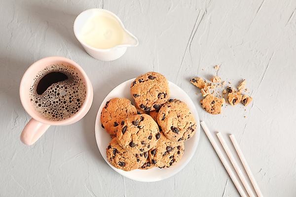 포토 JPG 해외이미지 접시 커피 디저트 사람없음 하이앵글 쿠키 우유 에스프레소 부스러기 초코칩쿠키 해외포토 식기 음료 음식 뷰포인트 유제품 초코칩 초코쿠키 파일형식 이미지허브