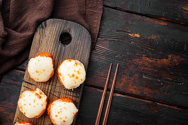 포토 JPG 해외이미지 스튜디오촬영 젓가락 사람없음 초밥 롤 나무도마 롤스시 해외포토 도마 수저 실내 목재 일본음식 파일형식 이미지허브