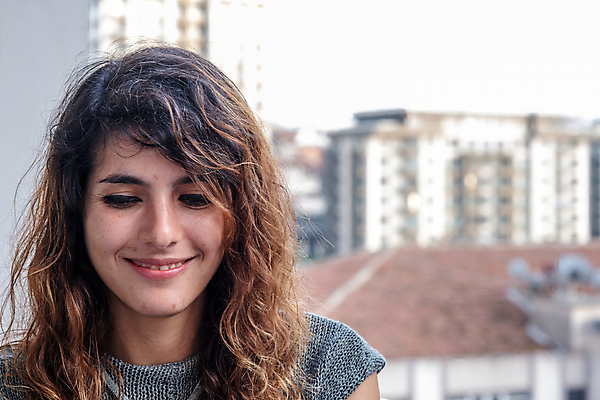 포토 JPG 해외이미지 백인 라이프스타일 응시 드레스 여자 행복 얼굴 하늘 아침 휴식 주택 갈색머리 한명 서기 미소 사람 성인 야외 여름 햇빛 뷰티 발코니 흰색 잡기 도시 자신감 해외포토 주간 서양인 1 헤어스타일 시선 옷 계절 감정 컬러 컨셉 모션 표정 건물 생활 신체부위 태양 파일형식 이미지허브