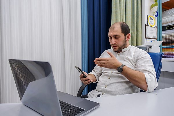 포토 JPG 해외이미지 백인 직업 남자 행복 컨셉 인터넷 비즈니스 탁자 성공 모바일 노동자 직장 실내 한명 미소 사람 앉기 성인 노트북 전자제품 스마트폰 핸드폰 컴퓨터 금발 사무실 흰색 키보드 업무 작업 비즈니스맨 종업원 전화기 책상 지원 해외포토 서양인 1 헤어스타일 감정 컬러 가구 회사 모션 표정 내부 스마트기기 직장인 파일형식 이미지허브