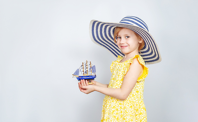 포토 JPG 해외이미지 백인 손 배너 여자 행복 감정 어린이 여행 컨셉 비즈니스 가족 교통시설 자연 휴가 항해 창조 한명 사람 여름 파란색 기쁨 꿈 자유 잡기 보트 작음 크루즈 심볼 투자 종이접기 공상 보험 지원 카피스페이스 해외포토 서양인 1 계절 종이 컬러 교통 배_교통 관계 모션 신체부위 공백 크기 시설 생태계 접기 파일형식 이미지허브