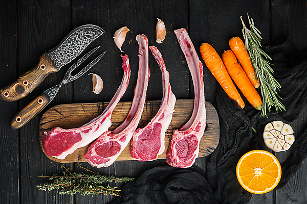 포토 JPG 해외이미지 음식 오렌지 검은배경 실내 마늘 생고기 육류 사람없음 당근 신선 칼 날것 양고기 나무도마 양갈비 통마늘 해외포토 백그라운드 채소 과일 식재료 뿌리채소 도마 내부 목재 검은색 파일형식 이미지허브