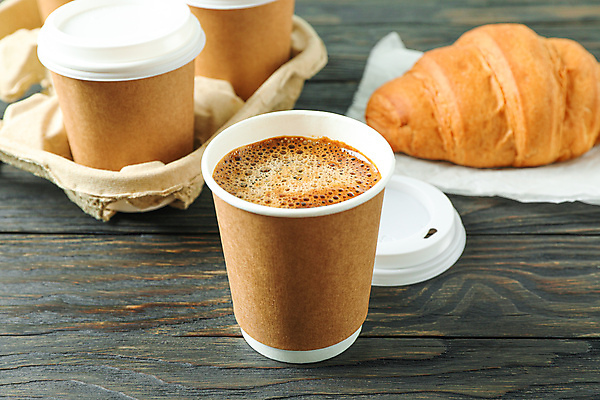 포토 JPG 해외이미지 커피 실내 사람없음 크루아상 라떼 테이크아웃컵 해외포토 음료 빵 내부 컵 파일형식 이미지허브