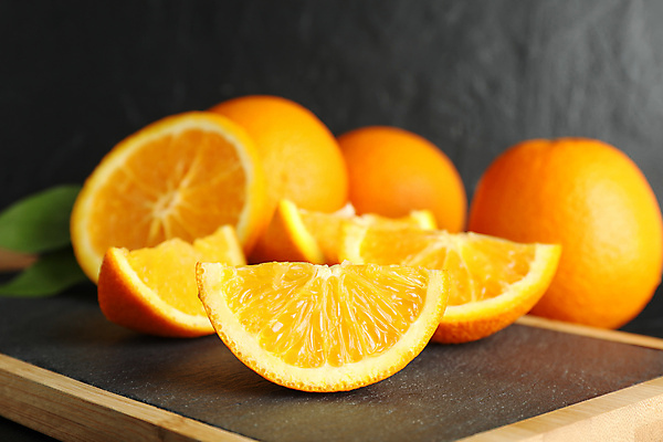 포토 JPG 해외이미지 오렌지 검은배경 사람없음 슬라이스 나무도마 해외포토 백그라운드 과일 도마 목재 검은색 파일형식 이미지허브