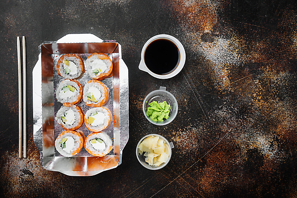 포토 JPG 해외이미지 스튜디오촬영 젓가락 사람없음 초밥 용기 고추냉이 도시락 간장 롤 롤스시 해외포토 그릇 음식 수저 실내 양념 일본음식 파일형식 이미지허브