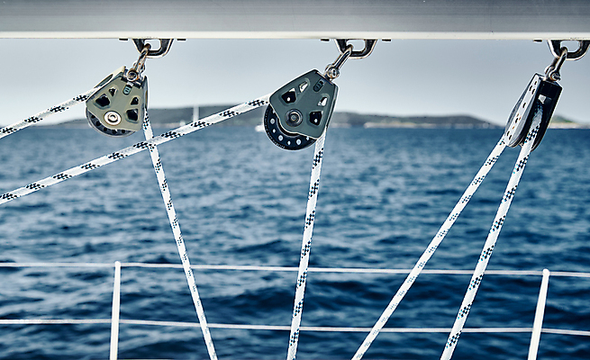 포토 JPG 해외이미지 직업 밧줄 스포츠 바다 여행 요트 하늘 바람 휴가 항해 사람없음 파란색 태양 금속 원형 보트 코드 지중해 묘사 롤러 나무껍질 폭풍 크로아티아 돛대 도르래 레가타 해외포토 자연요소 도형 나무 유럽 줄 컬러 배_교통 재질 날씨 껍질 파일형식 이미지허브
