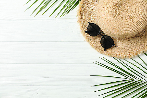 포토 JPG 해외이미지 스튜디오촬영 사람없음 하이앵글 선글라스 오브젝트 밀짚모자 야자수잎 카피스페이스 해외포토 모자_잡화 안경 뷰포인트 잎 실내 공백 파일형식 이미지허브 이미지허브