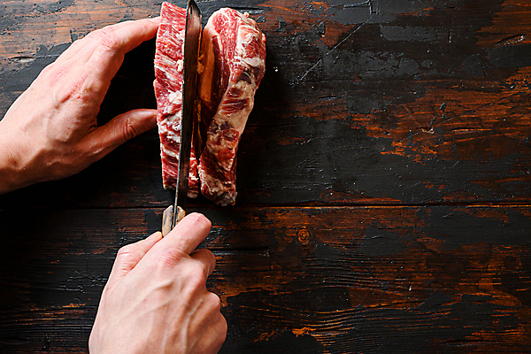 포토 JPG 해외이미지 손 음식 실내 생고기 육류 신체부위 칼 바비큐 날것 돼지갈비 해외포토 식재료 사람 내부 파일형식 이미지허브