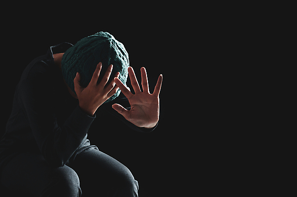 포토 JPG 해외이미지 모양 백인 여자 감정 백그라운드 생각 열쇠 바닥 피곤 그림자 사람 성인 사람없음 옆모습 10대 머리 검은색 어둠 고통 슬픔 비교 좌절 고독 달빛 걱정 심플 문제 불만 심각 우울증 트러블 유일 해외포토 서양인 뷰포인트 컬러 컨셉 청소년 신체부위 달 질병 파일형식 이미지허브