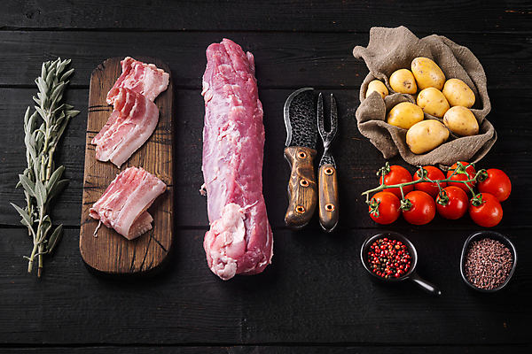 포토 JPG 해외이미지 포크 식재료 방울토마토 감자 생고기 돼지고기 사람없음 하이앵글 허브 식칼 나무도마 세이지 해외포토 식물 식기 뷰포인트 토마토 채소 주방용품 도마 육류 목재 파일형식 이미지허브