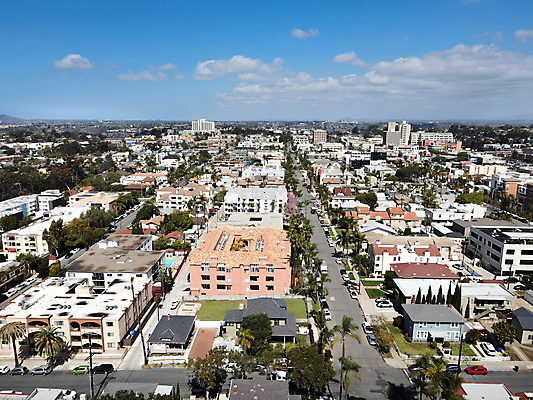포토 JPG 해외이미지 나무 도로 교통시설 자동차 하늘 거리 아파트 주택 건설업 풍경 사람없음 야외 건물 초록색 여름 파란색 탑 고층빌딩 미국 도시 뜨거움 도심 빌라 캘리포니아 지역 커뮤니티 스카이라인 이웃 개발 조감도 해외포토 식물 건축물 계절 산업 길 육상교통 컬러 교통 북아메리카 빌딩 시설 파일형식 이미지허브
