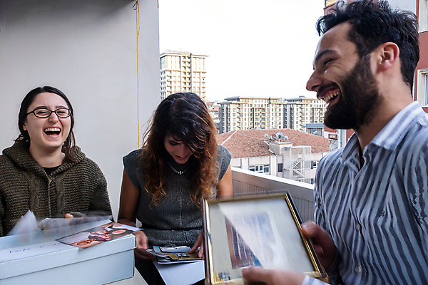 포토 JPG 해외이미지 백인 라이프스타일 커플 여자 남자 행복 감정 통신 관계 휴식 주택 함께함 대화 미소 웃음 사람 앉기 성인 야외 가로 세명 여름 친구 컬러풀 우정 모임 발코니 도시 나눔 내추럴 채팅 해외포토 서양인 계절 컬러 컨셉 모션 표정 말하기 건물 생활 파일형식 이미지허브