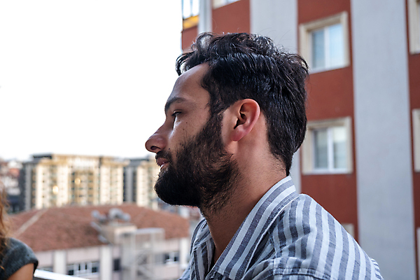 포토 JPG 해외이미지 백인 직업 1 라이프스타일 커플 응시 여자 남자 행복 통신 하늘 남편 휴가 휴식 주택 함께함 사랑 한명 미소 사람 앉기 정장 성인 야외 가로 컬러풀 사무실 우정 발코니 흰색 잡기 도시 해외포토 서양인 시선 옷 감정 컬러 컨셉 비즈니스 관계 모션 표정 건물 생활 친구 파일형식 이미지허브