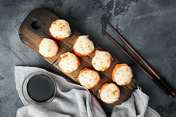 포토 JPG 해외이미지 스튜디오촬영 젓가락 사람없음 초밥 간장 롤 나무도마 롤스시 해외포토 도마 수저 실내 목재 양념 일본음식 파일형식 이미지허브