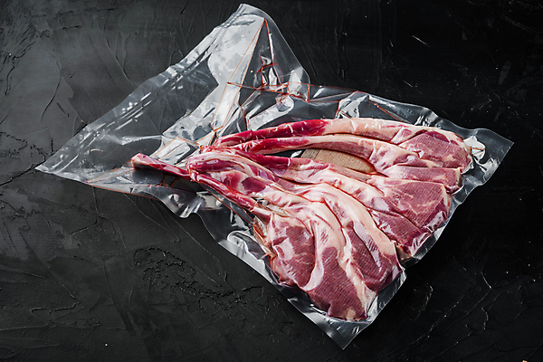 포토 JPG 해외이미지 음식 포장 검은배경 실내 생고기 육류 사람없음 신선 날것 양고기 양갈비 진공포장 해외포토 백그라운드 식재료 내부 검은색 진공 파일형식 이미지허브
