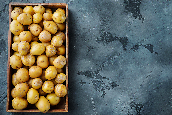 포토 JPG 해외이미지 회색배경 감자 실내 사람없음 하이앵글 여러개 나무상자 가득함 담기 카피스페이스 해외포토 뷰포인트 다수 백그라운드 채소 모션 내부 상자 공백 회색 파일형식 이미지허브