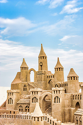 포토 JPG 해외이미지 행복 어린이 모래 바다 조각 여행 백그라운드 컨셉 자연 놀이 하늘 휴가 휴식 사람없음 야외 건물 파란색 모래사장 장난감 태양 탑 맑음 휴양지 공상 해외포토 자연요소 건축물 감정 컬러 날씨 사람 장소 생태계 파일형식 이미지허브