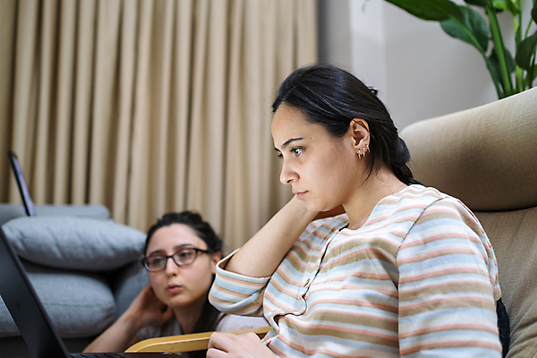 포토 JPG 해외이미지 백인 학생 라이프스타일 여자 교육 행복 인터넷 비즈니스 통신 주택 갈색머리 함께함 실내 미소 사람 앉기 성인 두명 친구 노트북 컴퓨터 사무실 공책 우정 방 흰색 업무 작업 비즈니스우먼 무선전화기 나눔 온라인 해외포토 서양인 헤어스타일 감정 컬러 컨셉 관계 모션 문구용품 표정 내부 건물 생활 전자제품 직장인 전화기 파일형식 이미지허브