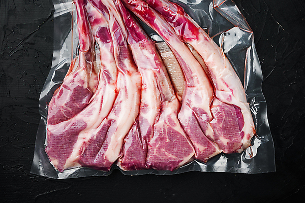 포토 JPG 해외이미지 음식 포장 검은배경 실내 생고기 육류 사람없음 신선 날것 양고기 양갈비 진공포장 해외포토 백그라운드 식재료 내부 검은색 진공 파일형식 이미지허브
