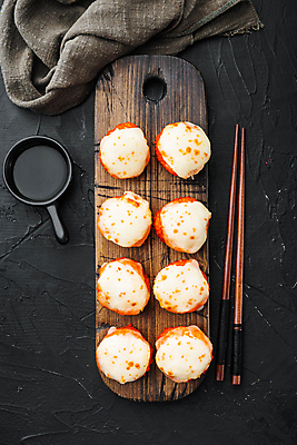 포토 JPG 해외이미지 스튜디오촬영 젓가락 사람없음 초밥 간장 롤 나무도마 롤스시 해외포토 도마 수저 실내 목재 양념 일본음식 파일형식 이미지허브