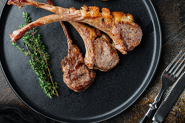 포토 JPG 해외이미지 접시 포크 식재료 실내 사람없음 하이앵글 나이프 양고기 백리향 양고기구이 나무배경 해외포토 식기 뷰포인트 백그라운드 육류 내부 칼 구이 파일형식 이미지허브