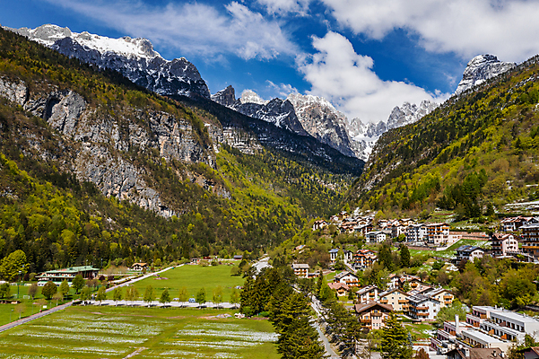 포토 JPG 해외이미지 나무 유럽 호수 여행 백그라운드 자연 하늘 휴가 산 파노라마 사람없음 초록색 물 파란색 강 마을 냉동 놀람 이탈리아 폭포 숲 시골집 알프스 마법 슬로프 절정 조감도 산맥 해외포토 자연요소 식물 감정 나라 컬러 스키장 주택 촬영기법 표정 생태계 파일형식 이미지허브