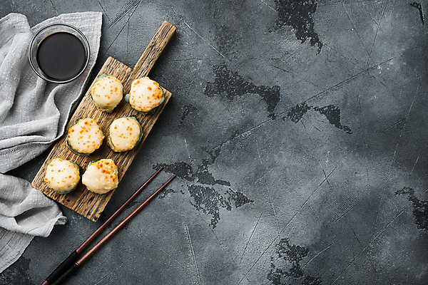 포토 JPG 해외이미지 스튜디오촬영 젓가락 사람없음 초밥 간장 롤 나무도마 롤스시 해외포토 도마 수저 실내 목재 양념 일본음식 파일형식 이미지허브