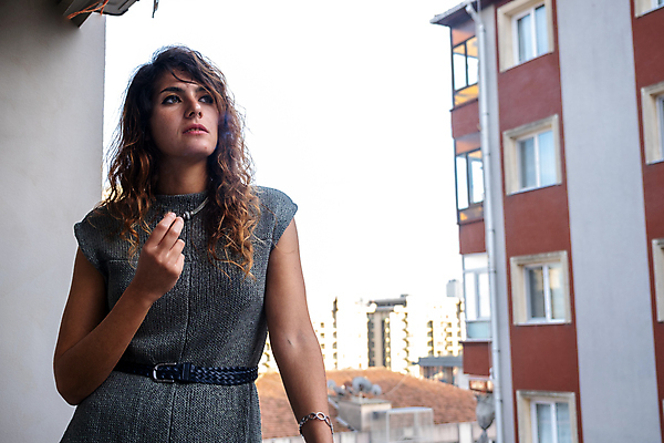 포토 JPG 해외이미지 백인 라이프스타일 응시 드레스 여자 행복 얼굴 하늘 아침 휴식 주택 갈색머리 한명 서기 미소 사람 성인 야외 여름 햇빛 뷰티 발코니 흰색 잡기 도시 자신감 해외포토 주간 서양인 1 헤어스타일 시선 옷 계절 감정 컬러 컨셉 모션 표정 건물 생활 신체부위 태양 파일형식 이미지허브