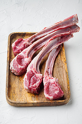 포토 JPG 해외이미지 음식 실내 생고기 육류 사람없음 신선 흰배경 날것 양고기 나무쟁반 양갈비 해외포토 백그라운드 식재료 쟁반 내부 목재 흰색 파일형식 이미지허브