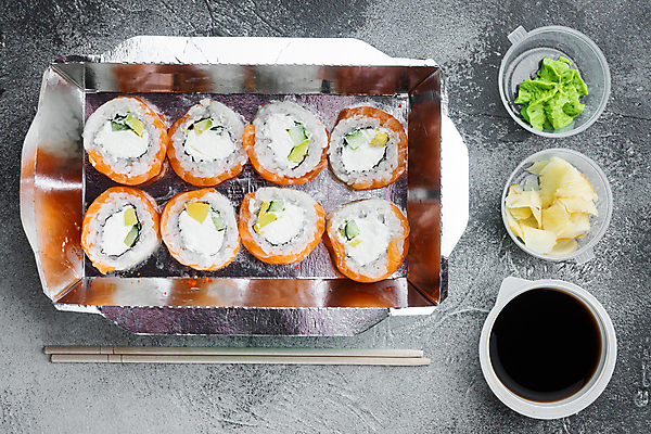 포토 JPG 해외이미지 스튜디오촬영 젓가락 사람없음 초밥 용기 고추냉이 도시락 간장 롤 롤스시 해외포토 그릇 음식 수저 실내 양념 일본음식 파일형식 이미지허브