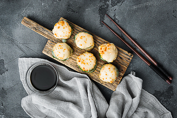 포토 JPG 해외이미지 스튜디오촬영 젓가락 사람없음 초밥 간장 롤 나무도마 롤스시 해외포토 도마 수저 실내 목재 양념 일본음식 파일형식 이미지허브