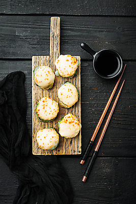 포토 JPG 해외이미지 스튜디오촬영 젓가락 사람없음 초밥 간장 롤 나무도마 롤스시 해외포토 도마 수저 실내 목재 양념 일본음식 파일형식 이미지허브