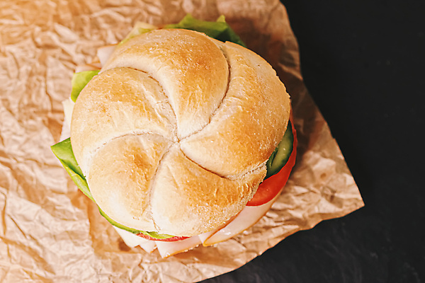 포토 JPG 해외이미지 빵 토마토 오이 샌드위치 사람없음 양상추 햄 종이호일 해외포토 음식 채소 육류 파일형식 이미지허브