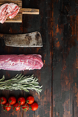 포토 JPG 해외이미지 식재료 방울토마토 생고기 돼지고기 사람없음 하이앵글 허브 식칼 나무도마 세이지 카피스페이스 해외포토 식물 뷰포인트 토마토 주방용품 도마 육류 목재 공백 파일형식 이미지허브