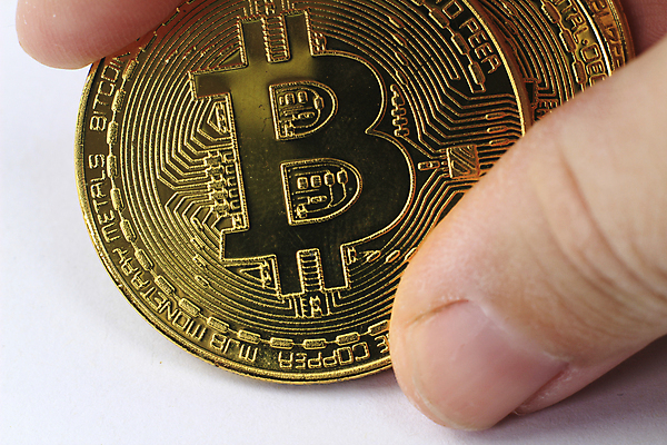 포토 JPG 해외이미지 이동 컨셉 돈 인터넷 비즈니스 미래 사람없음 금융 경제 노트북 컴퓨터 디지털 동전 저축 흰색 네트워크 시장 황금 구매 다발 사인 무역 투자 상업 전자 결제 전자상거래 수입 가상 가상화폐 비용 해외포토 산업 컬러 전자제품 쇼핑 재산 파일형식 이미지허브