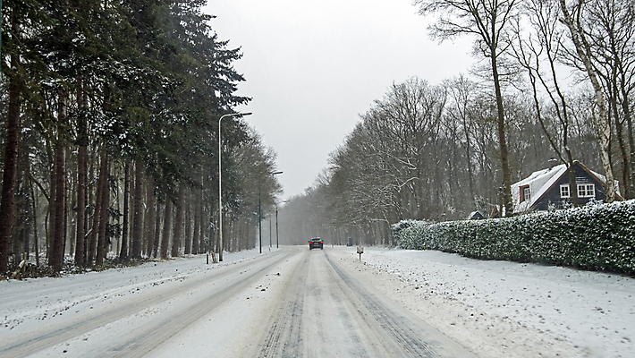 포토 JPG 해외이미지 계절 유럽 도로 여행 겨울 교통시설 자동차 날씨 거리 풍경 사람없음 건물 운전 추위 흰색 승차 네덜란드 눈보라 해외포토 건축물 나라 길 육상교통 컬러 교통 모션 눈_날씨 시설 파일형식 이미지허브